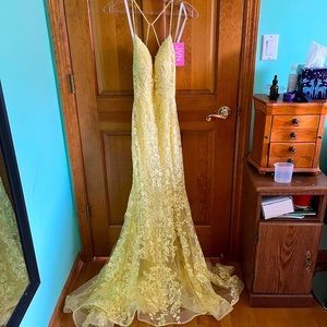 Jovani unworwn size 6 yellow prom dress with tags on it.